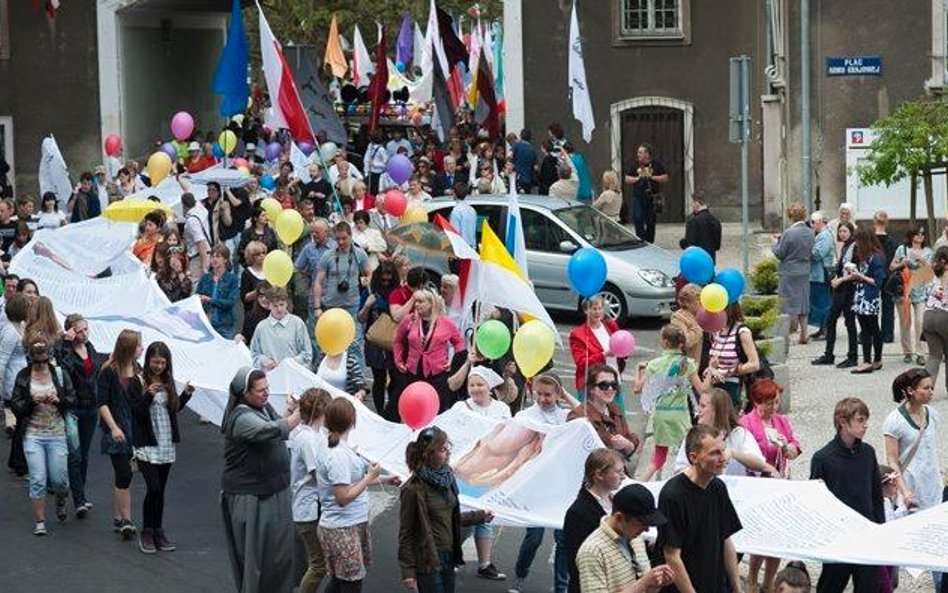 Marsz obroń - ców ży cia niedawno przeszedł ulica - mi Szczecina. To prze jaw oddolnej inicjatywy wi