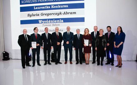 Laureaci konkursu Prawnik Pro Bono 2016 wraz z przedstawicielami kapituły