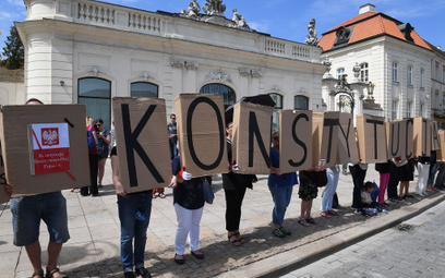 Sondaż: Polacy uważają, że demokracja jest zagrożona
