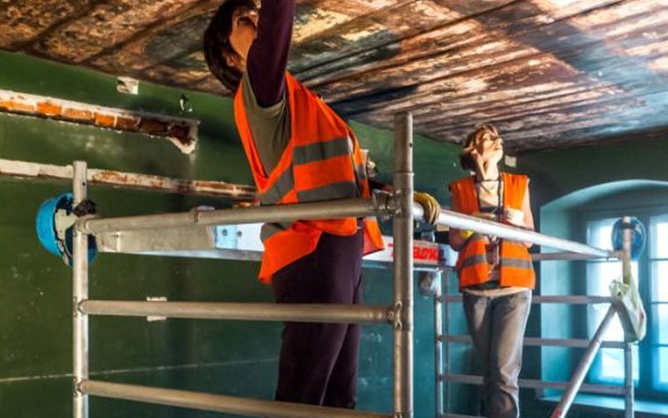 Prace konserwacyjne przy XVII-wiecznym malowidle na jednym z sufitów