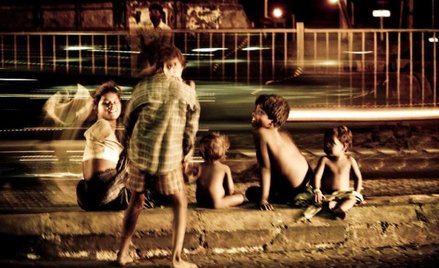 W przeludnionym Bombaju ulica staje się domem dla nowo przybyłych. Dzieci pracują, bawią się i śpią 