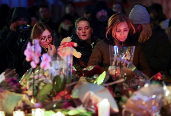 W hołdzie ofiarom w czwartek zostawiano kwiaty i zapalano znicze przed barem Le Constellation