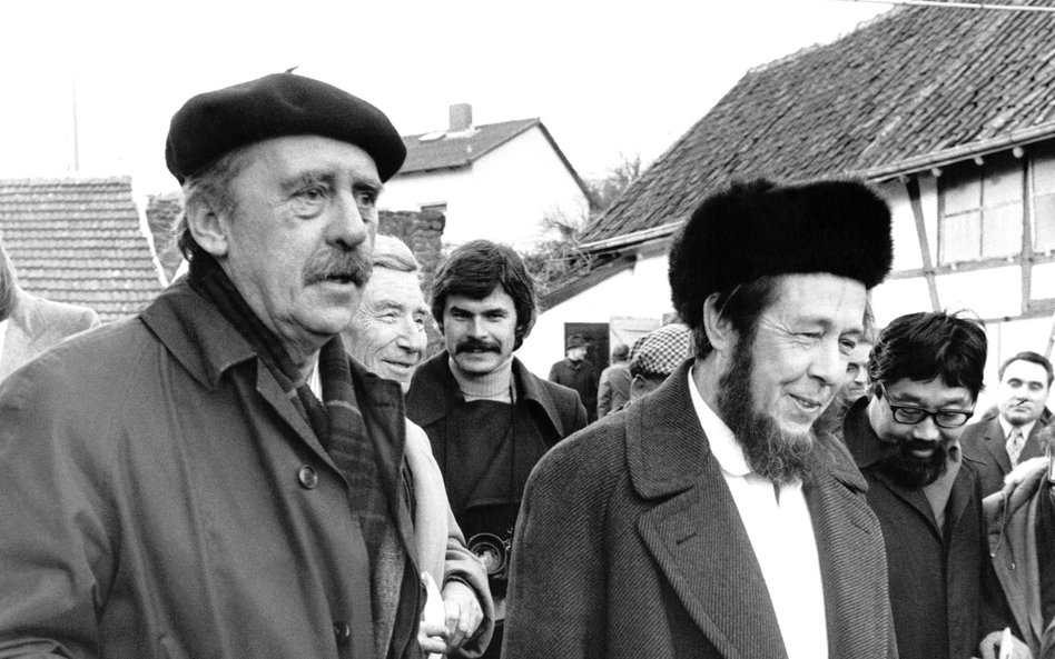 Aleksander Sołżenicyn (z prawej) z Heinrichem Böllem, w którego domu zatrzymał się w pierwszych dnia