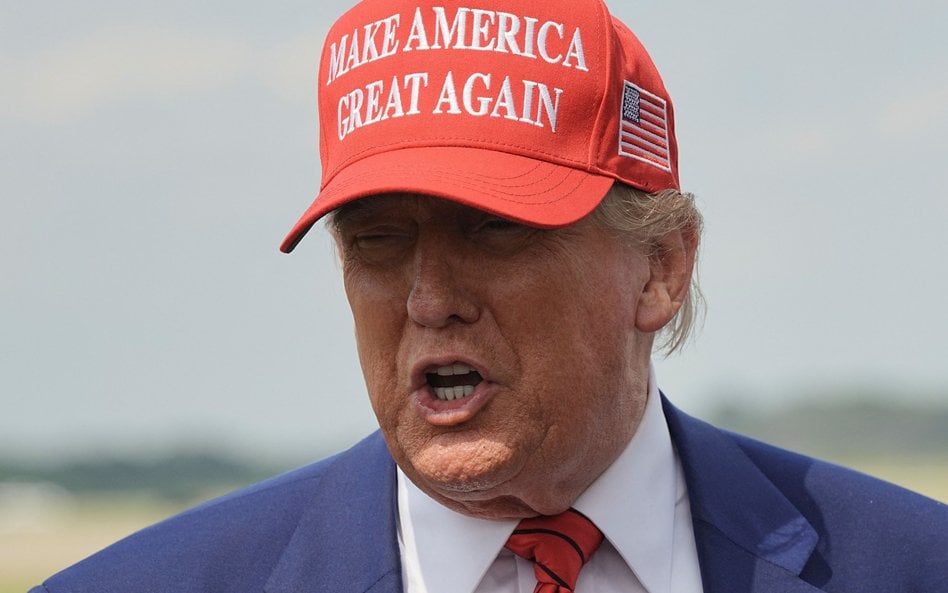 Prezydent USA Donald Trump w rozmowie z dziennikarzami na lotnisku w Morristown w stanie New Jersey