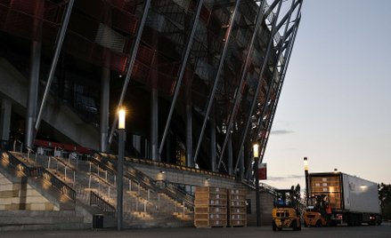 Rozładowywanie dostawy z Agencji Rezerw Materiałowych przed PGE Narodowym
