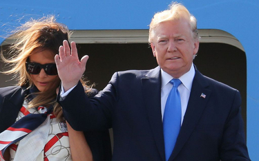 Prezydent USA Donald Trump i pierwsza dama Melania Trump opuszczają pokład Air Force One, rozpoczyna