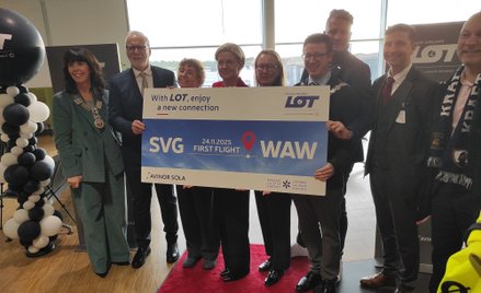 Na lotnisku w Stavanger pasażerów pierwszego rejsu z Warszawy przywitały miedzy innymi władze okręgu