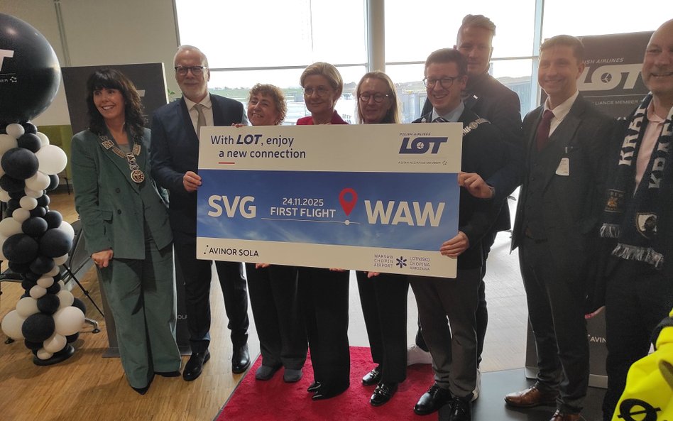 Na lotnisku w Stavanger pasażerów pierwszego rejsu z Warszawy przywitały miedzy innymi władze okręgu