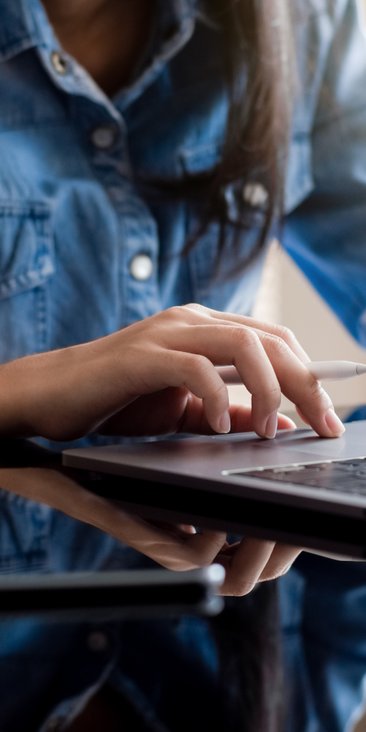 Moderatorzy treści w sieci nie mogą całkowicie zrezygnować z oglądania drastycznych materiałów, ale 