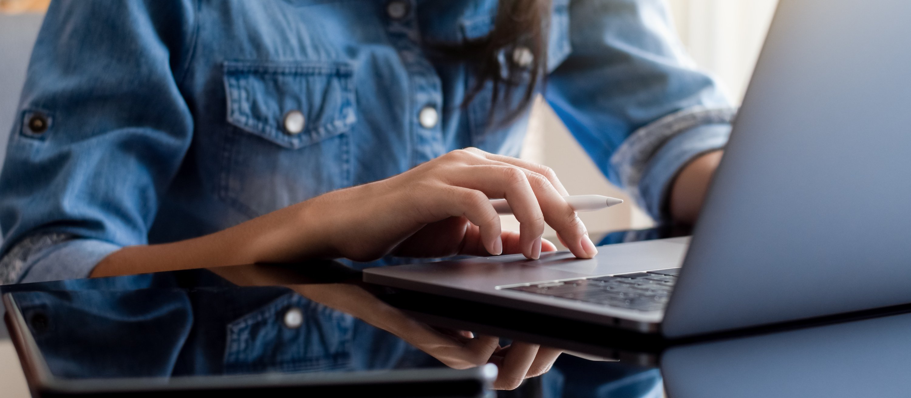 Wysoka cena bezpiecznych mediów społecznościowych. Moderatorka treści o swojej pracy