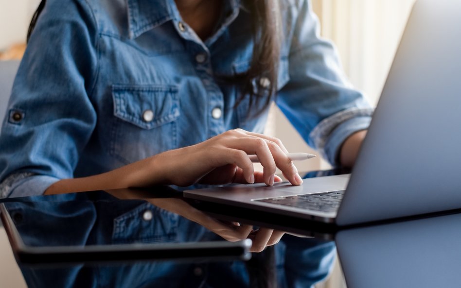 Moderatorzy treści w sieci nie mogą całkowicie zrezygnować z oglądania drastycznych materiałów, ale 