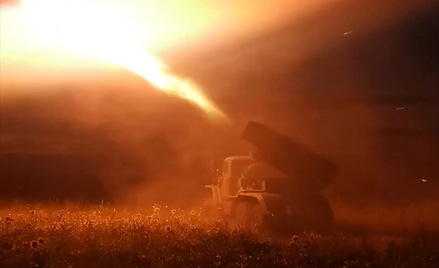 Rosyjska samobieżna wieloprowadnicowa wyrzutnia rakietowa BM-21 Grad podczas działań zbrojnych na te