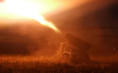 Rosyjska samobieżna wieloprowadnicowa wyrzutnia rakietowa BM-21 Grad podczas działań zbrojnych na te