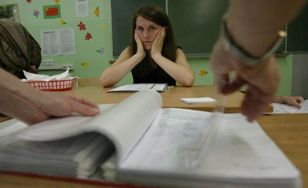 Wyrównanie nauczycielskich pensji do poziomów w karcie nauczyciela są konstytutywne