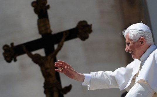 26 maja 2010 r. - papież Benedykt XVI w czasie audiencji generalnej na Placu Św. Piotra