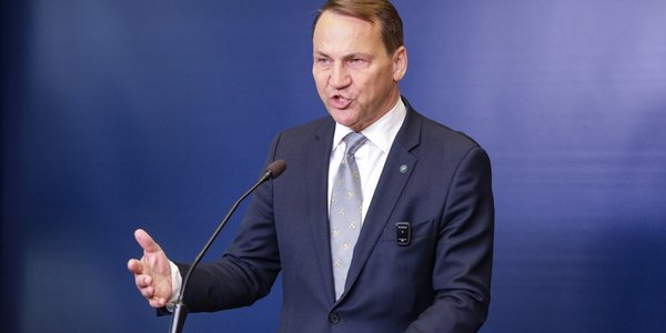 Radosław Sikorski reaguje na słowa Brauna. „Nienawiść rasowa kończy się komorami gazowymi”