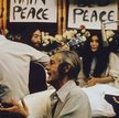 John Lennon i Yoko Ono podczas nagrywania "Give peace a chance" (1969)