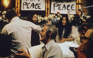John Lennon i Yoko Ono podczas nagrywania "Give peace a chance" (1969)