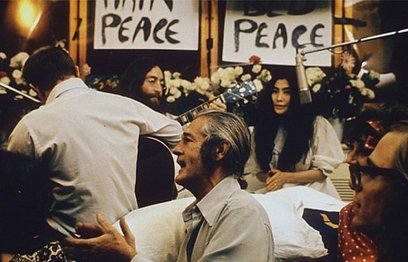 John Lennon i Yoko Ono podczas nagrywania "Give peace a chance" (1969)