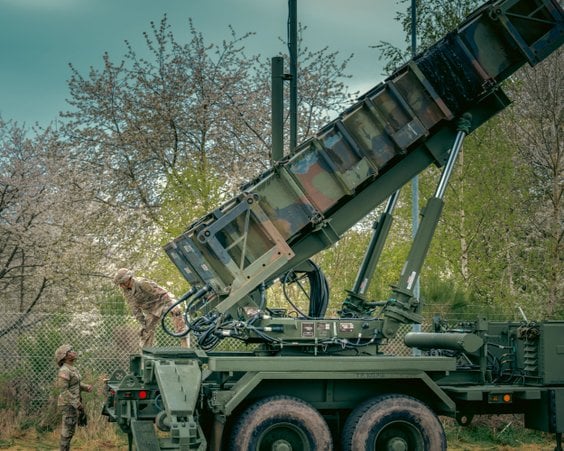 Amerykańscy żołnierze ćwiczą w niemieckim Ansbach ładowanie wyrzutni Patriot, 16 kwietnia 2025 r.