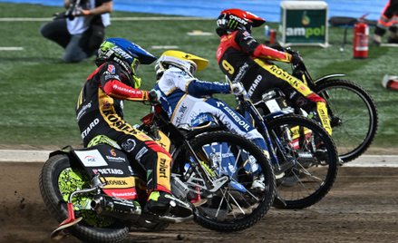 Tai Woffinden (kask czerwony) i Artem Łaguta (niebieski) z Betardu Sparty Wrocław w walce z Jarosław