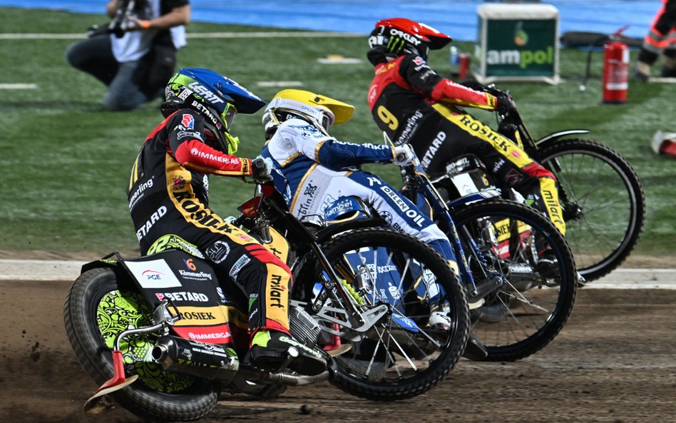 Tai Woffinden (kask czerwony) i Artem Łaguta (niebieski) z Betardu Sparty Wrocław w walce z Jarosław