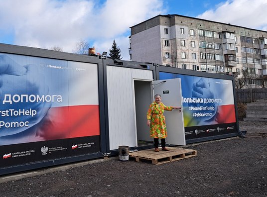 Nella Kożelubowa w tymczasowym domu modułowym od Polaków