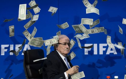 Przewodniczący FIFA Sepp Blatter obrzucony fałszywymi dolarami przez protestujących podczas konferen