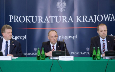 Zastępca prokuratora generalnego Marek Pasionek (w środku) oraz prokuratorzy z Zespołu Śledczego nr 