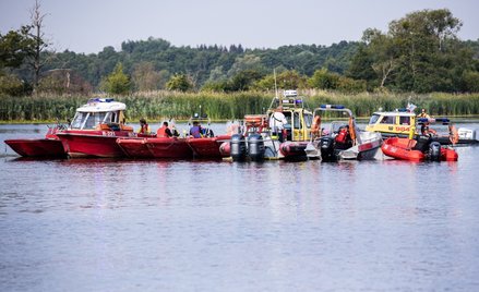 Strażacy podczas dalszych połowów martwych ryb na rzece Odrze