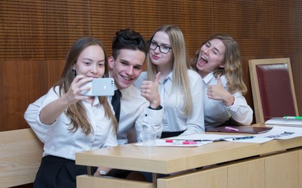 drużyna reprezentująca VI Liceum Ogólnokształcące ze Szczecina świętująca zajęcie II miejsca w Turni