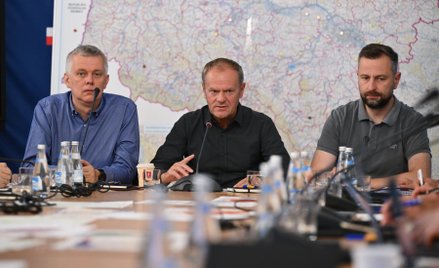Premier Donald Tusk, minister obrony narodowej Władysław Kosiniak-Kamysz oraz szef MSWiA Tomasz Siem