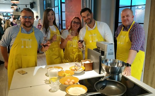 Wszystko już przygotowane do mieszania, wałkowania, krojenia. Drugi z prawej, dyrektor Exim Tours Sł