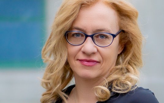 Doktor politologii, adiunkt w Ośrodku Badań nad Migracjami UW. Politolożka i badaczka migracji, a wc