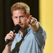 W 2020 Harry i jego żona, Meghan Markle, zrezygnowali z pełnienia obowiązków członków brytyjskiej ro
