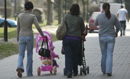 Państwo dyskryminuje młodych rodziców i dzieci