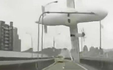 Film z katastrofy nagrany przez kamęrę w samolocie obiegł świat