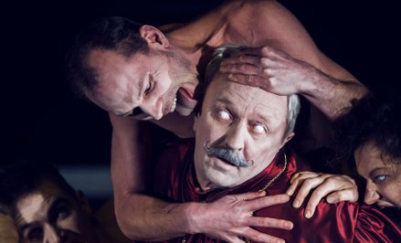 Scena z „Dziadów" Jakuba Skrzywanka w National Kaunas Drama Theatre