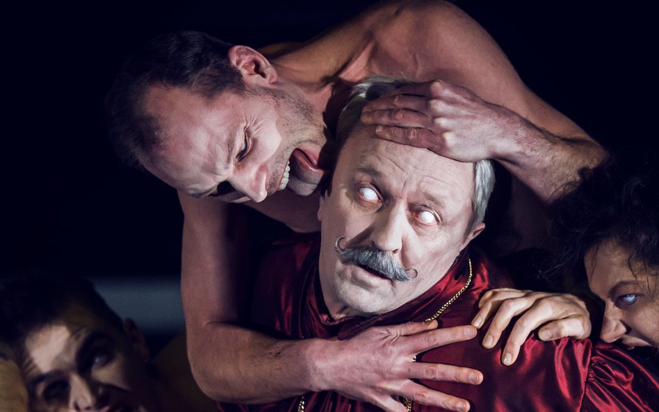 Scena z „Dziadów" Jakuba Skrzywanka w National Kaunas Drama Theatre