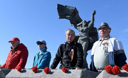 Ostatnie takie święto – rosyjscy emeryci stoją 9 maja przed nieistniejącym już pomnikiem w Rydze