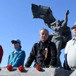 Ostatnie takie święto – rosyjscy emeryci stoją 9 maja przed nieistniejącym już pomnikiem w Rydze