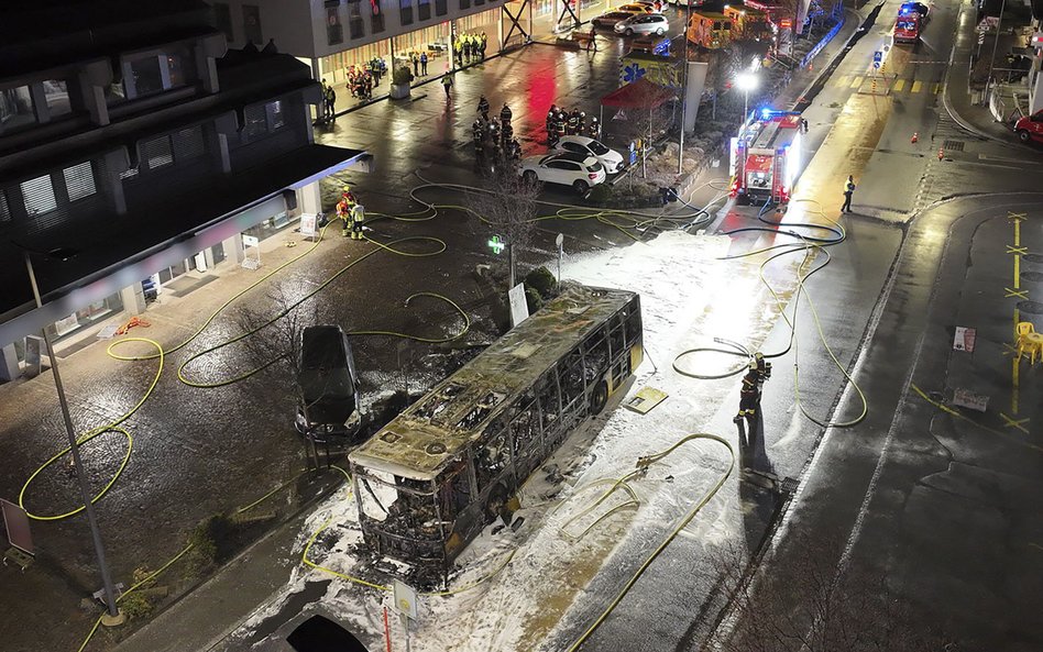 Co najmniej sześć osób zginęło w pożarze autobusu w szwajcarskim miasteczku
