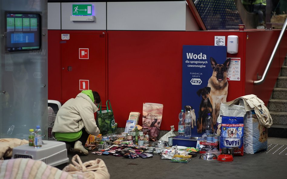 Uchodźcy z Ukrainy na dworcu Głównym w Krakowie