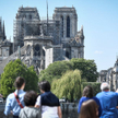 Bezdomni demonstrowali pod Notre Dame. "My też potrzebujemy dachu"