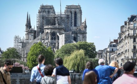 Bezdomni demonstrowali pod Notre Dame. "My też potrzebujemy dachu"