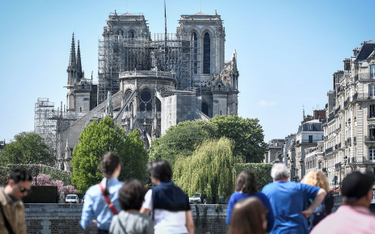 Bezdomni demonstrowali pod Notre Dame. "My też potrzebujemy dachu"