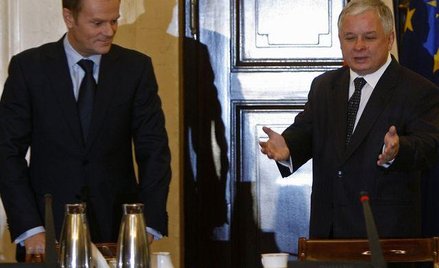 Lech Kaczyński i Donald Tusk przed rozpoczęciem Rady Gabinetowej