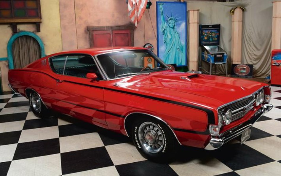 Ford Torino z 1968 roku – klasyk zza oceanu. W długim nadwoziu fastback prezentuje się oszałamiająco