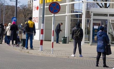 Sondaż: Polacy popierają wprowadzane ograniczenia