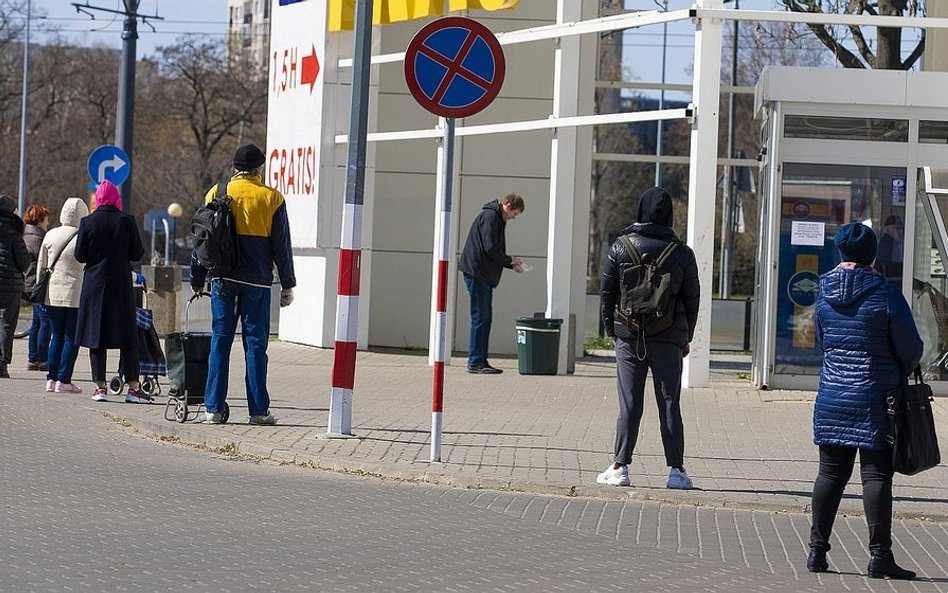 Sondaż: Polacy popierają wprowadzane ograniczenia